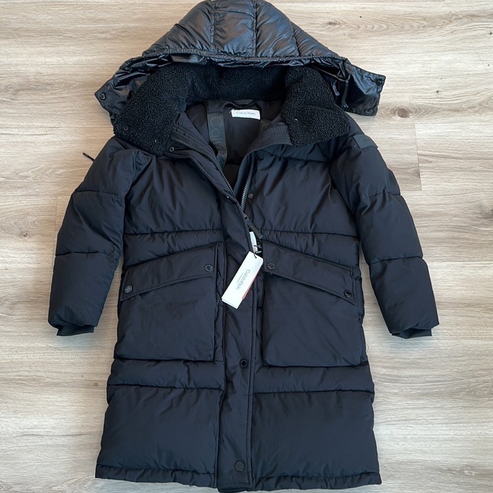 CALVIN KLEIN
Oversized Fleece-Trim Hooded Puffer Coat woman’s size small black